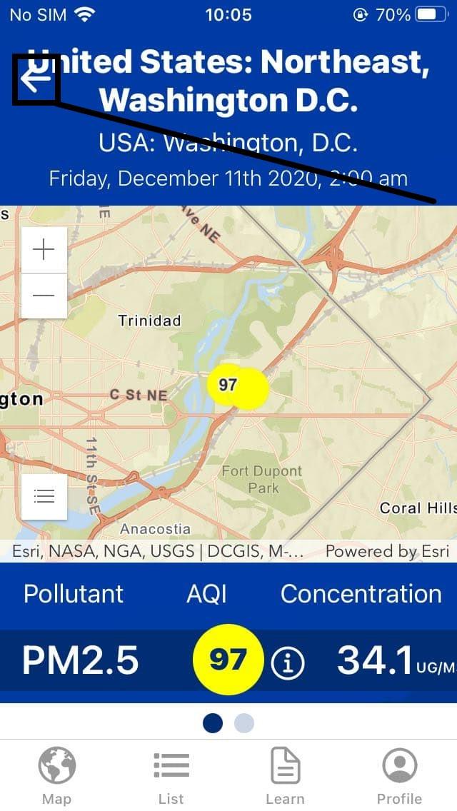 La flèche gauche chevauche légèrement le titre de l’emplacement sur la page principale de l’application