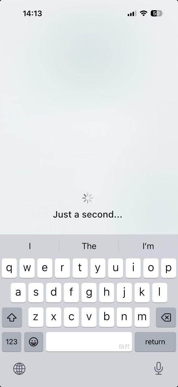 Le clavier ne se ferme pas automatiquement après le téléchargement d'une photo de la « Galerie » vers le « Chat »
